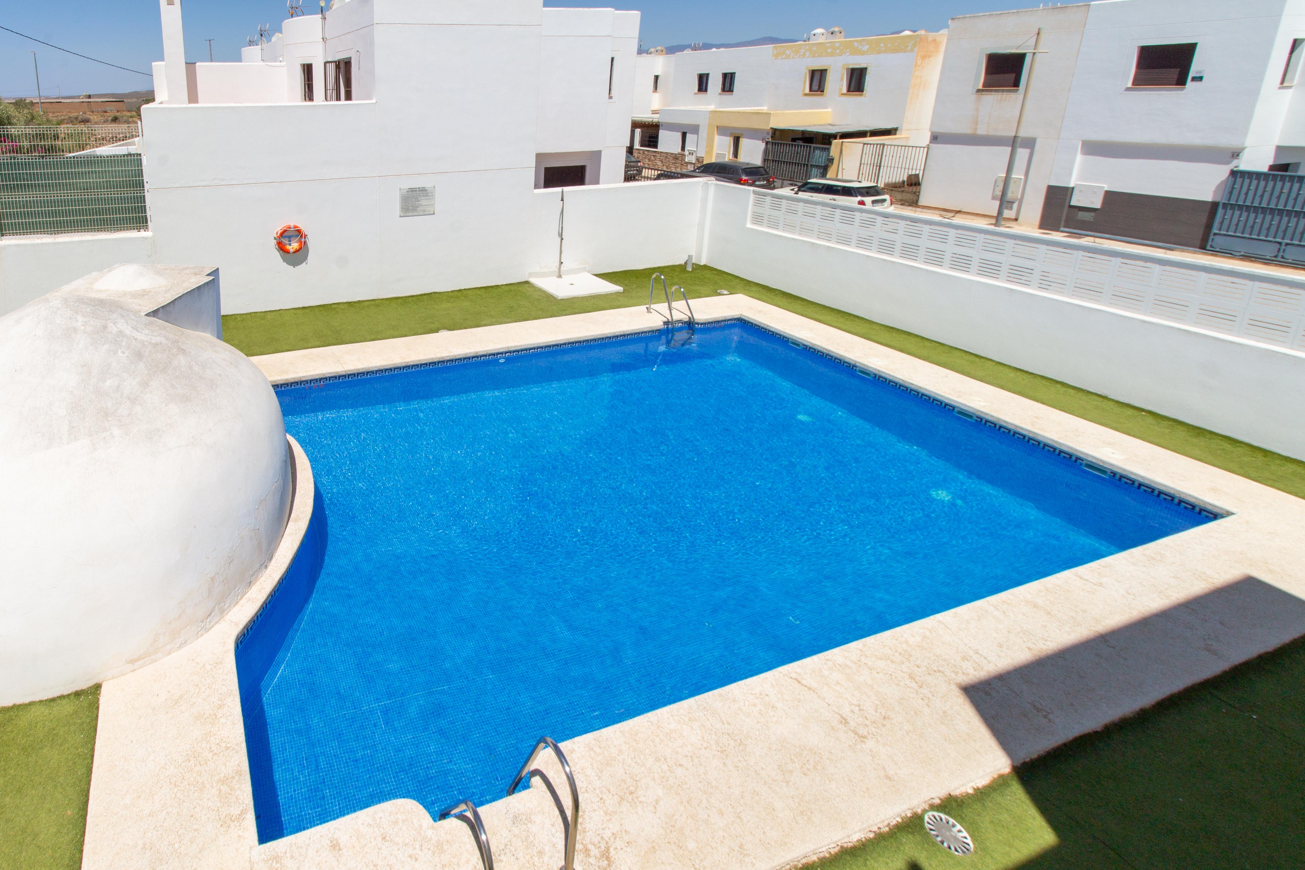 Casa con piscina comunitaria