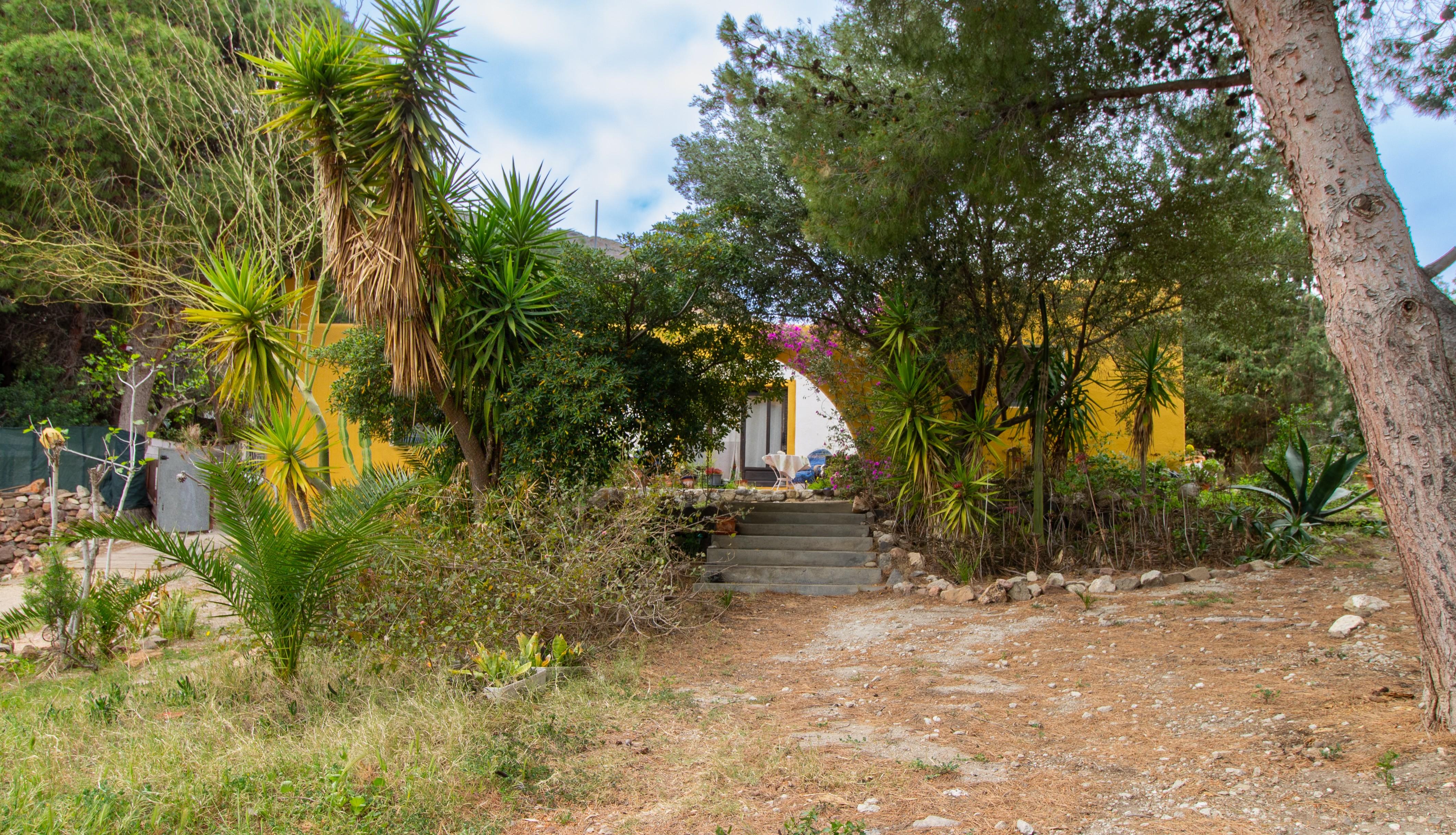 Chalet con tres espacios independientes en planta baja con jardín