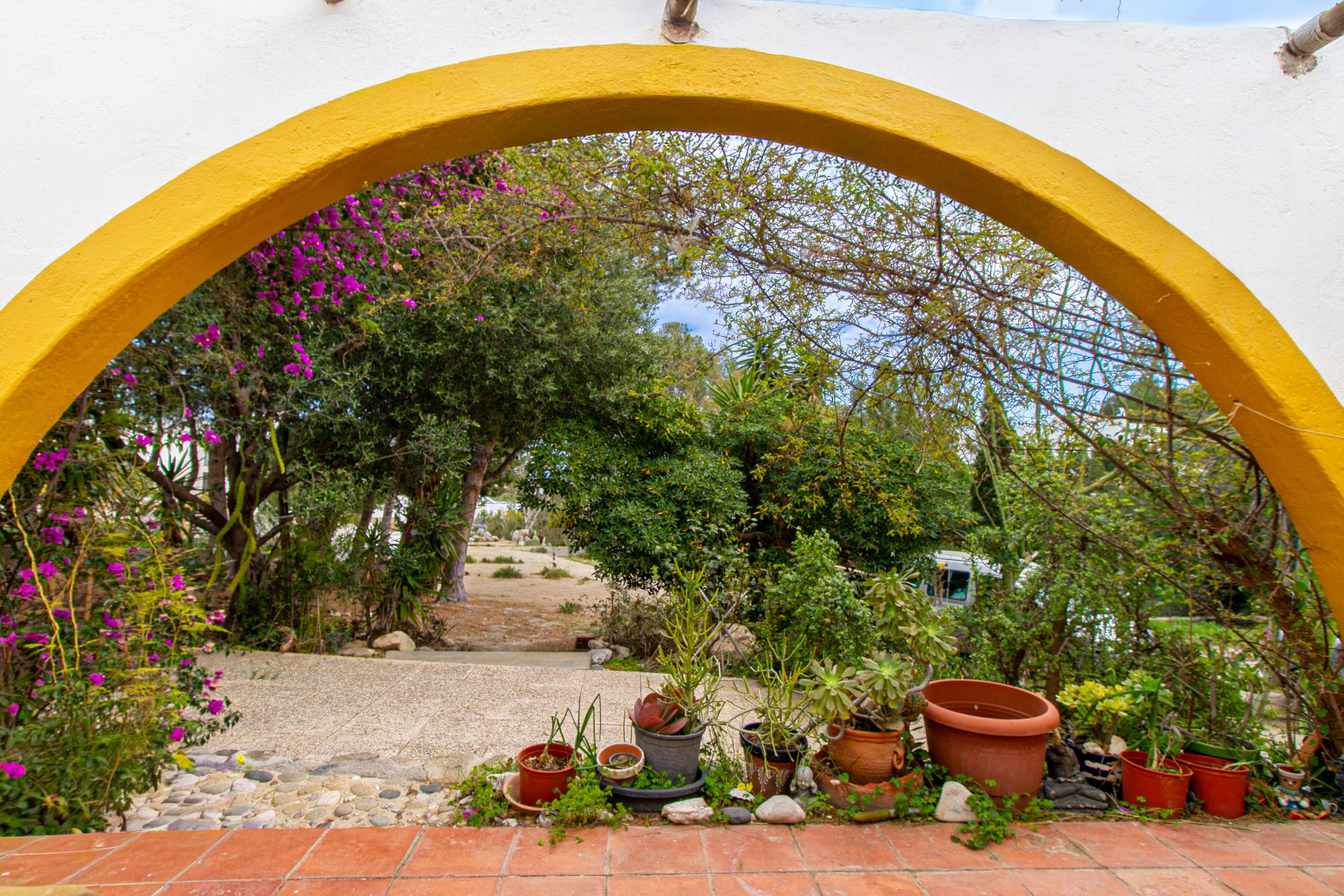 Chalet con tres espacios independientes en planta baja con jardín
