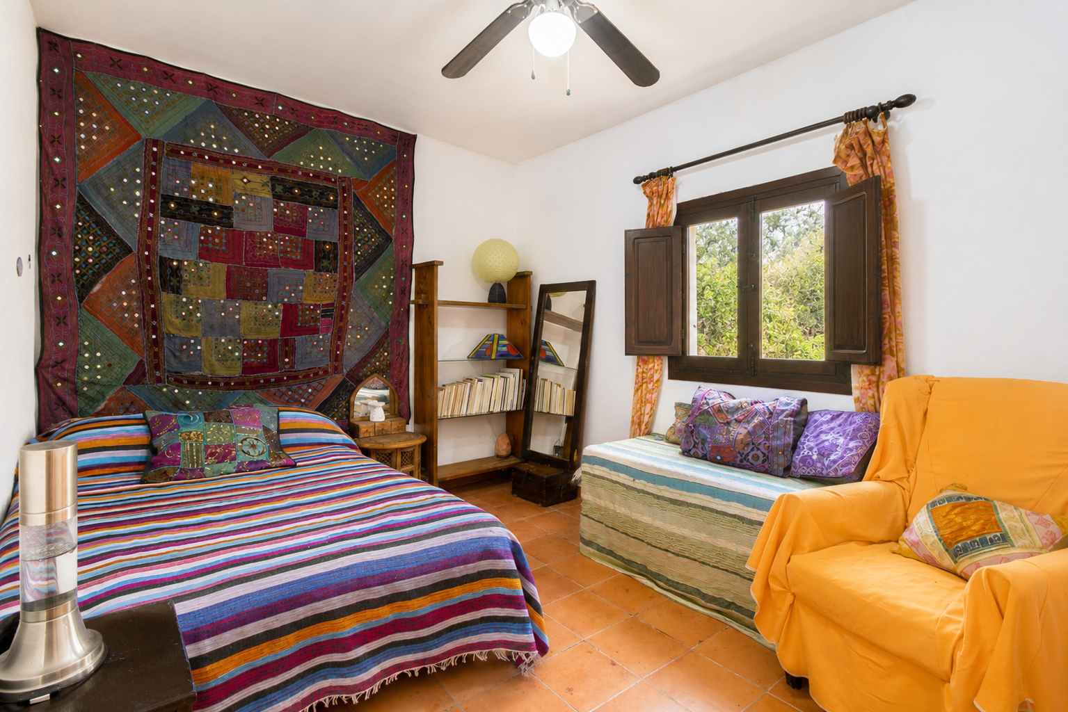 Chalet con tres espacios independientes en planta baja con jardín