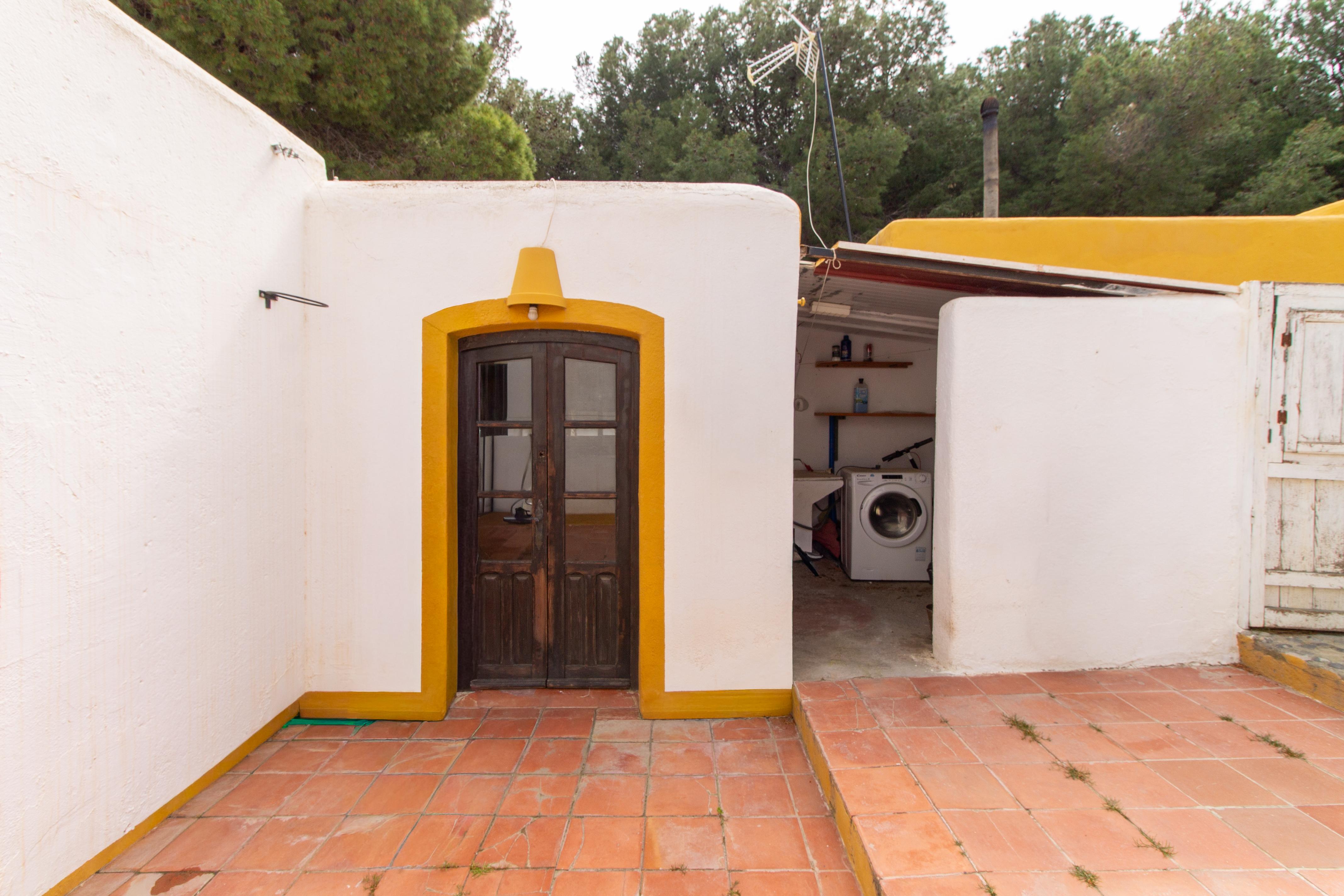 Chalet con tres espacios independientes en planta baja con jardín