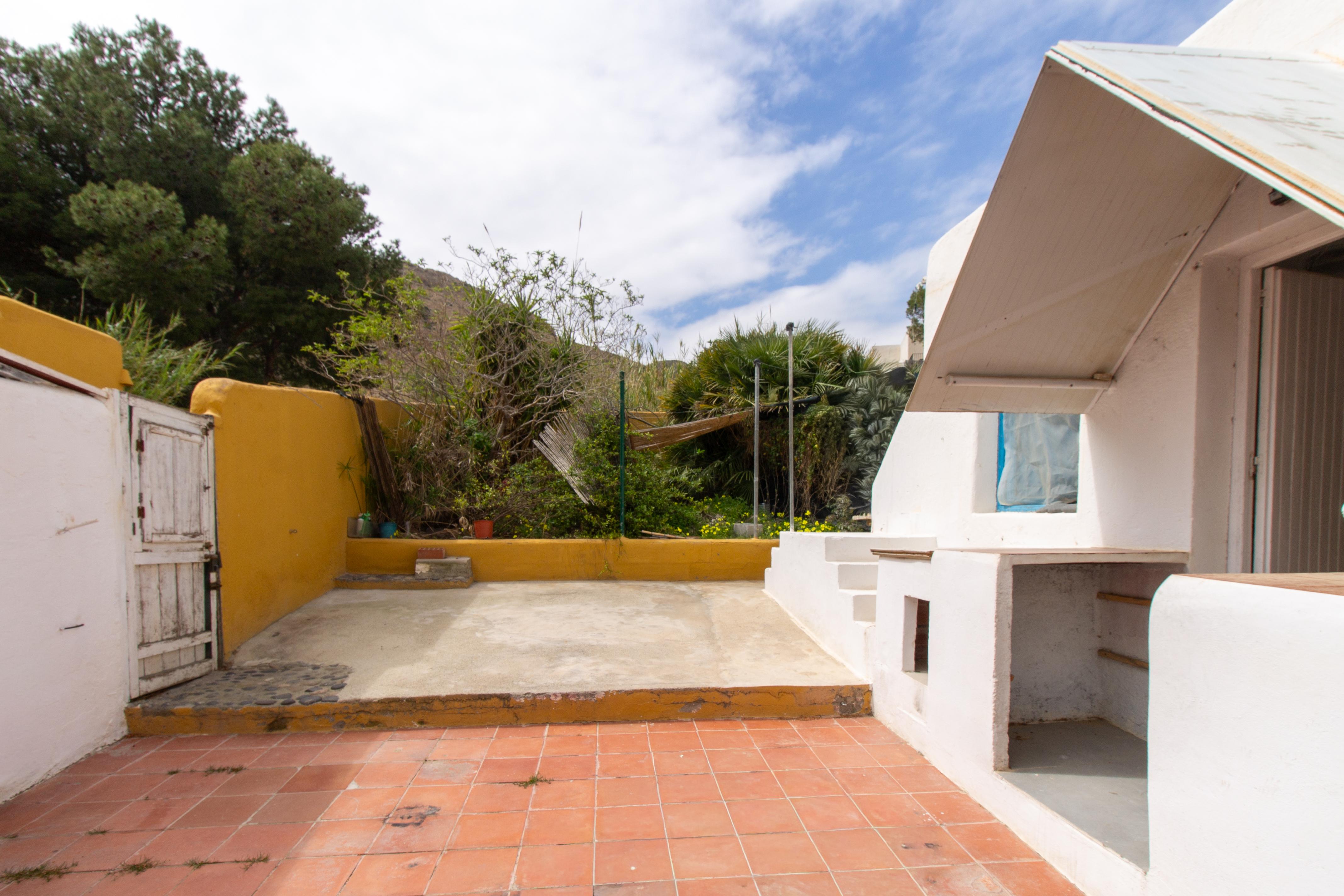 Chalet con tres espacios independientes en planta baja con jardín