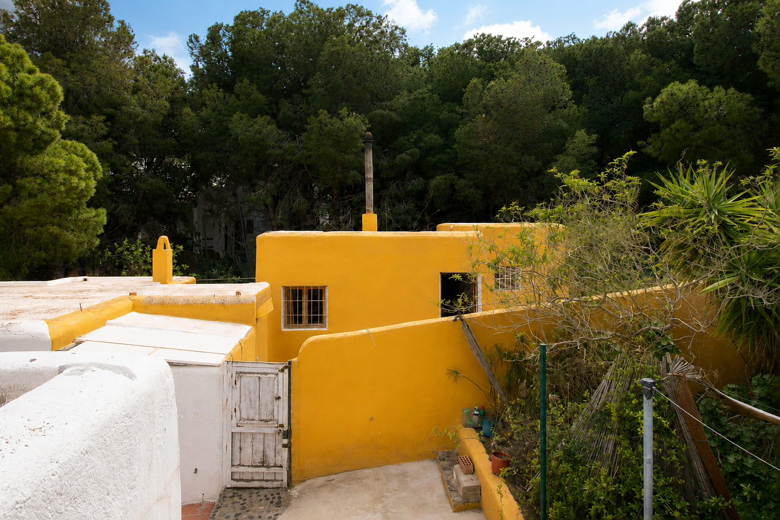 Chalet con tres espacios independientes en planta baja con jardín