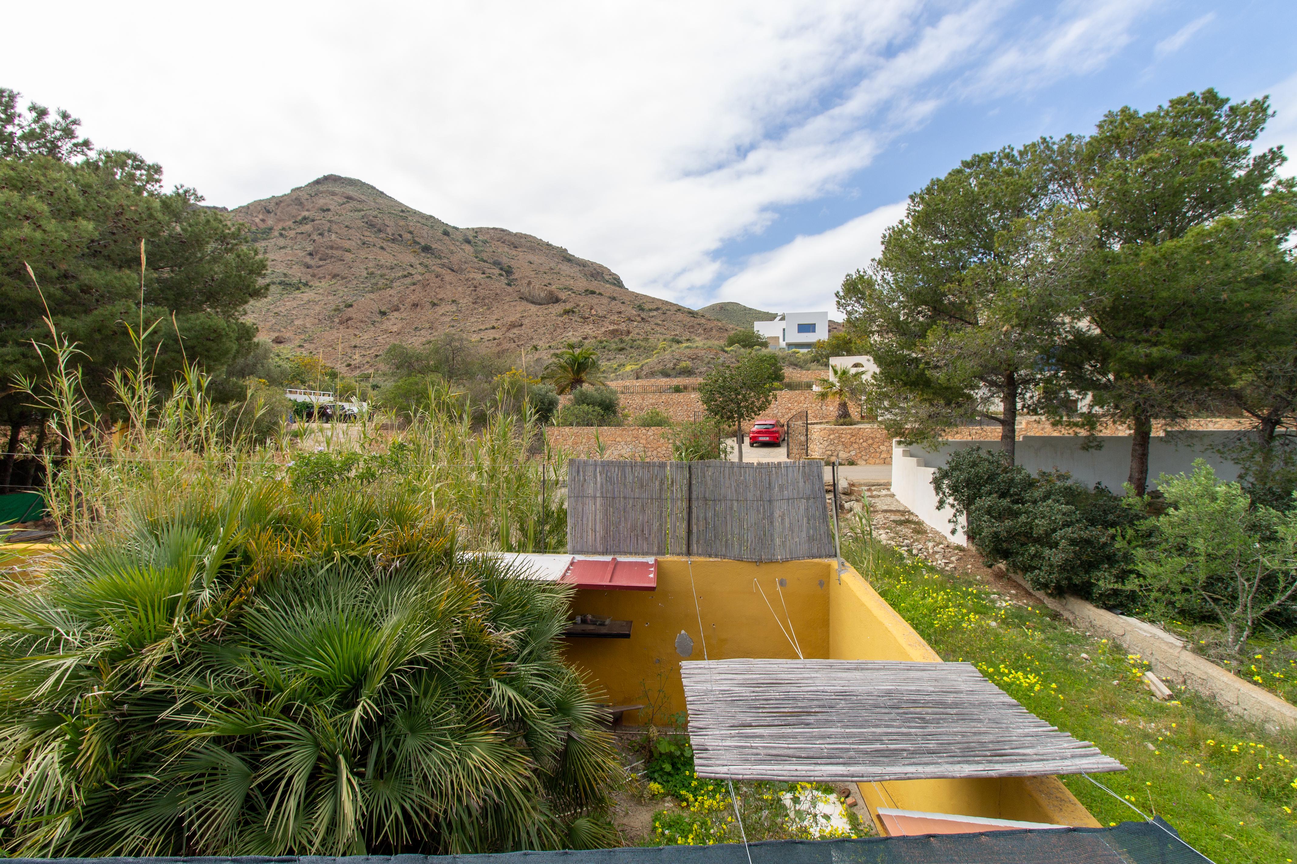 Chalet con tres espacios independientes en planta baja con jardín