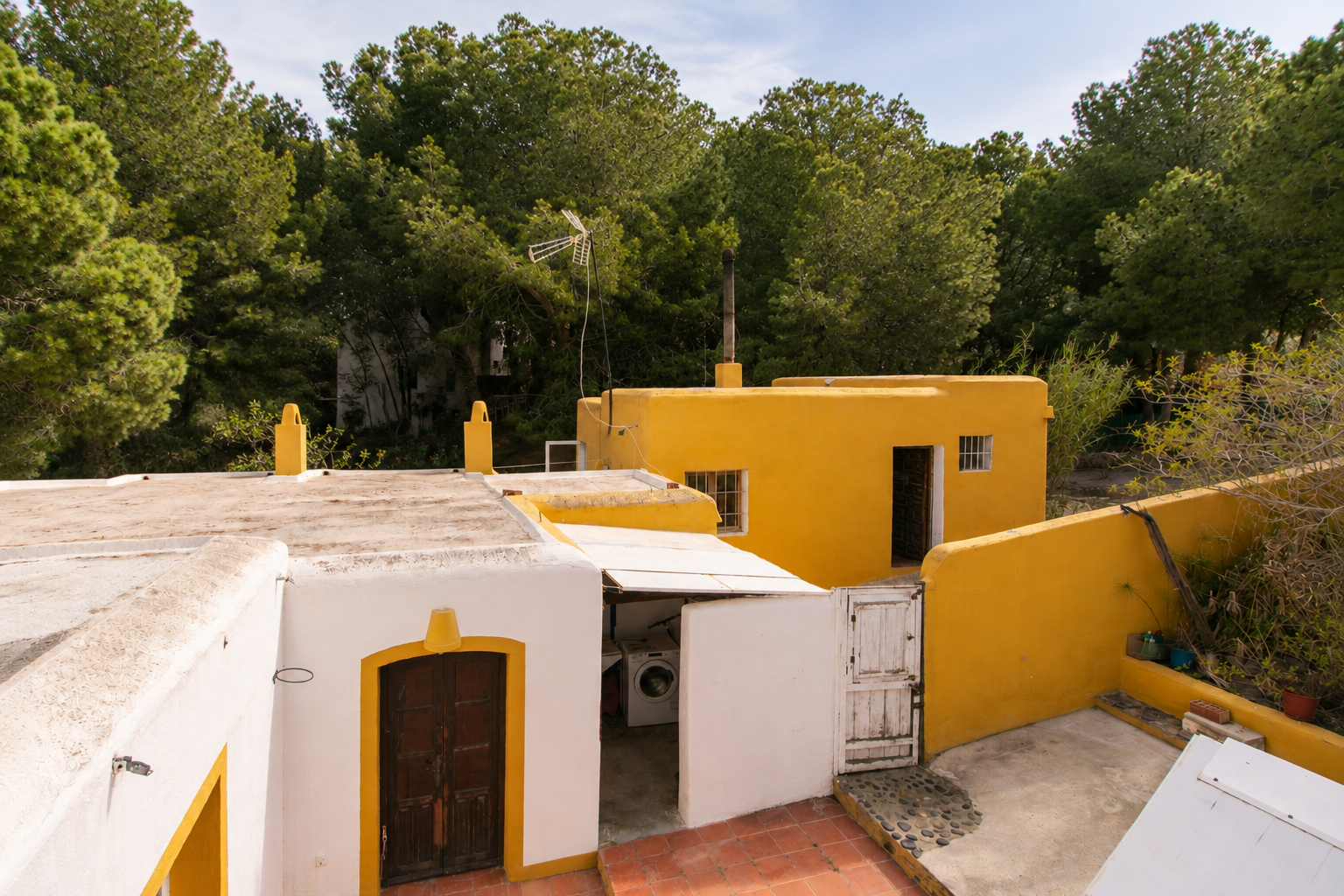 Chalet con tres espacios independientes en planta baja con jardín