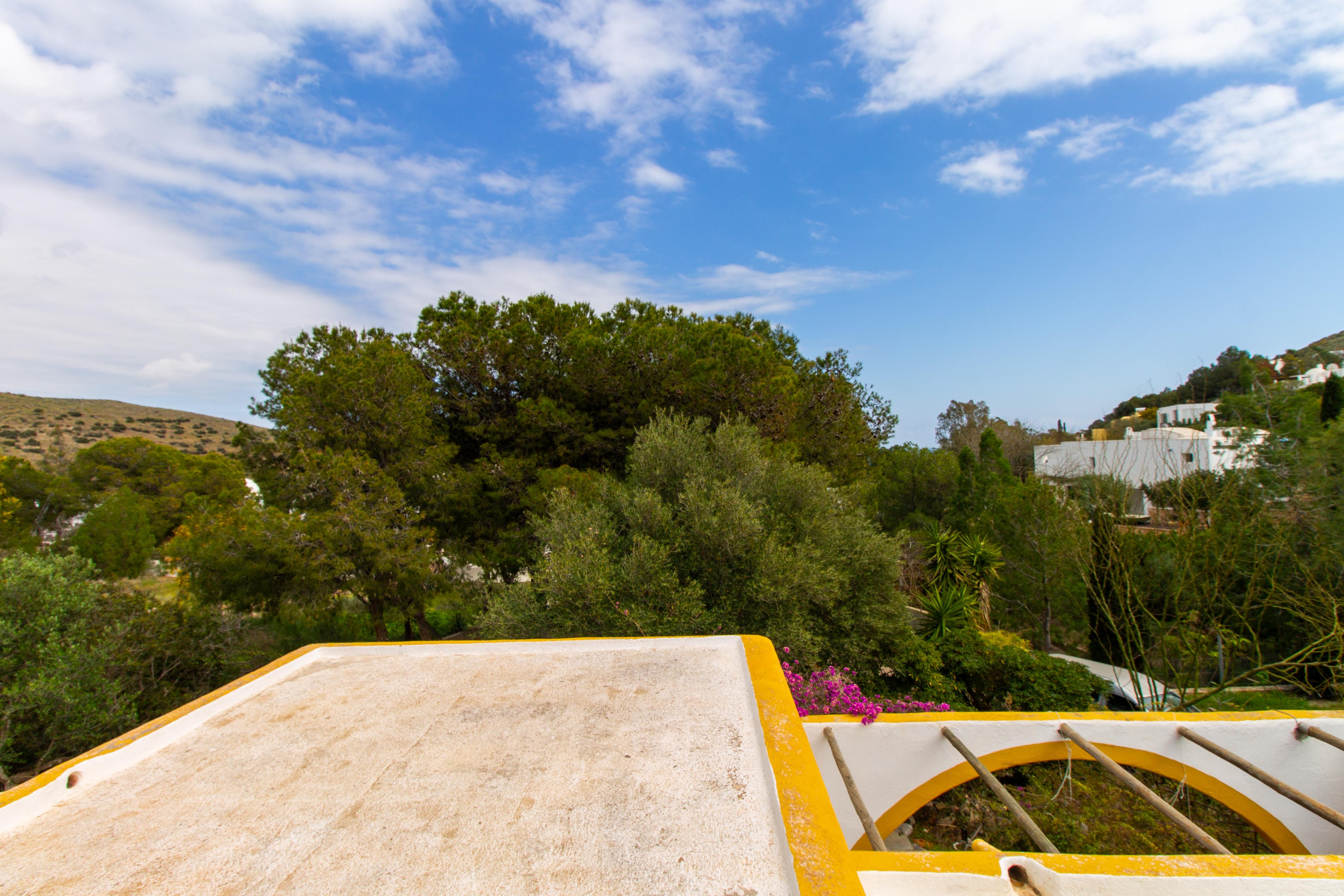 Chalet con tres espacios independientes en planta baja con jardín