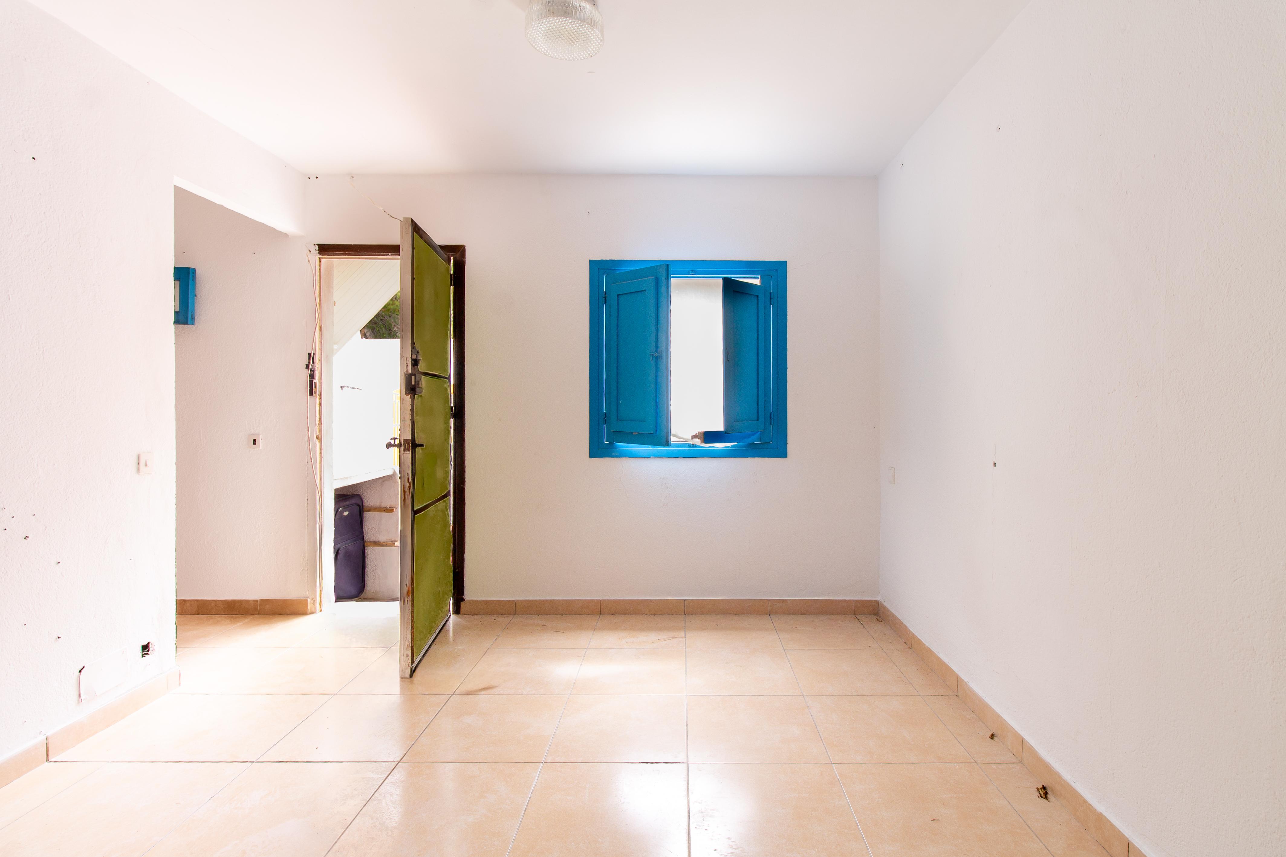 Chalet con tres espacios independientes en planta baja con jardín