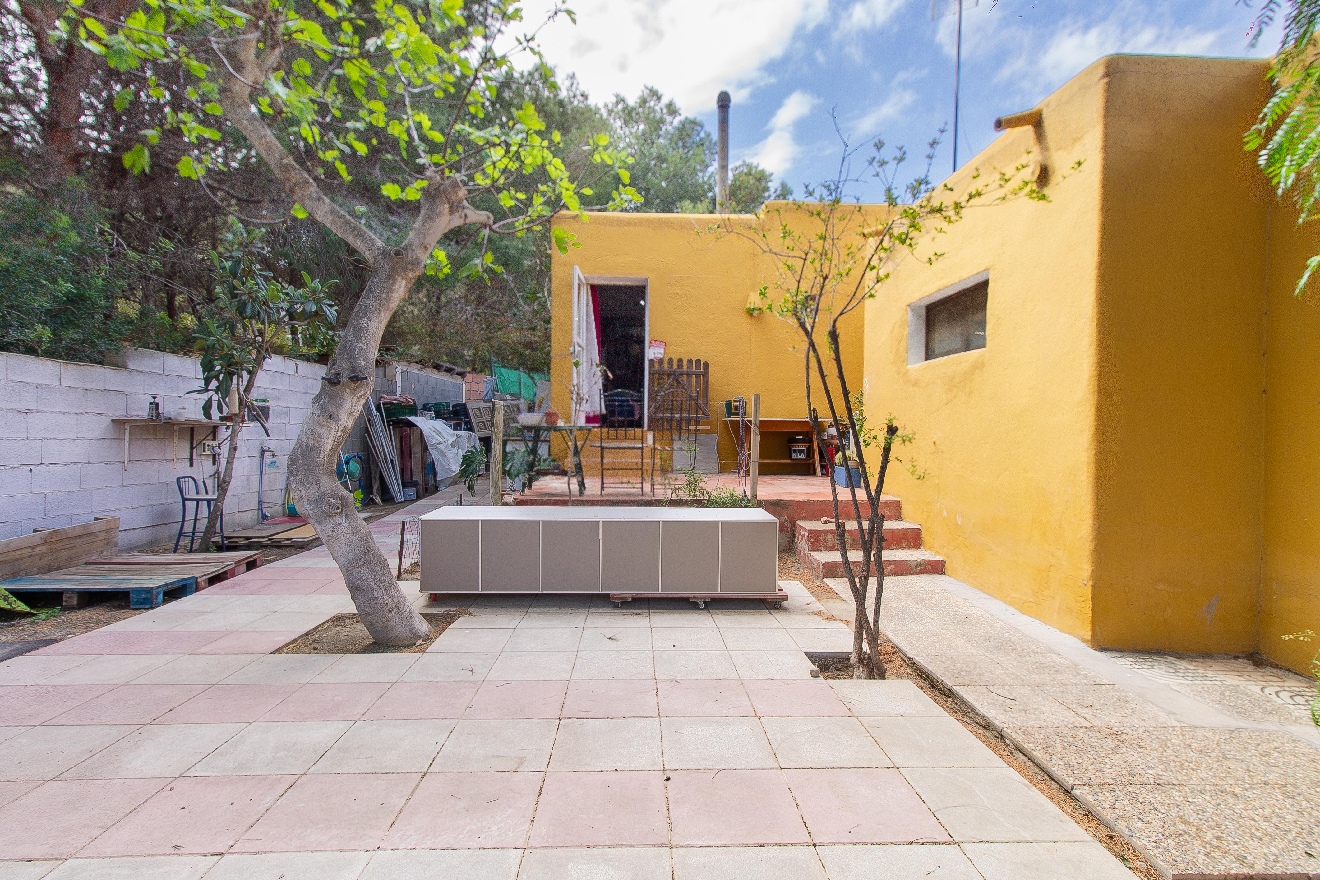 Chalet con tres espacios independientes en planta baja con jardín