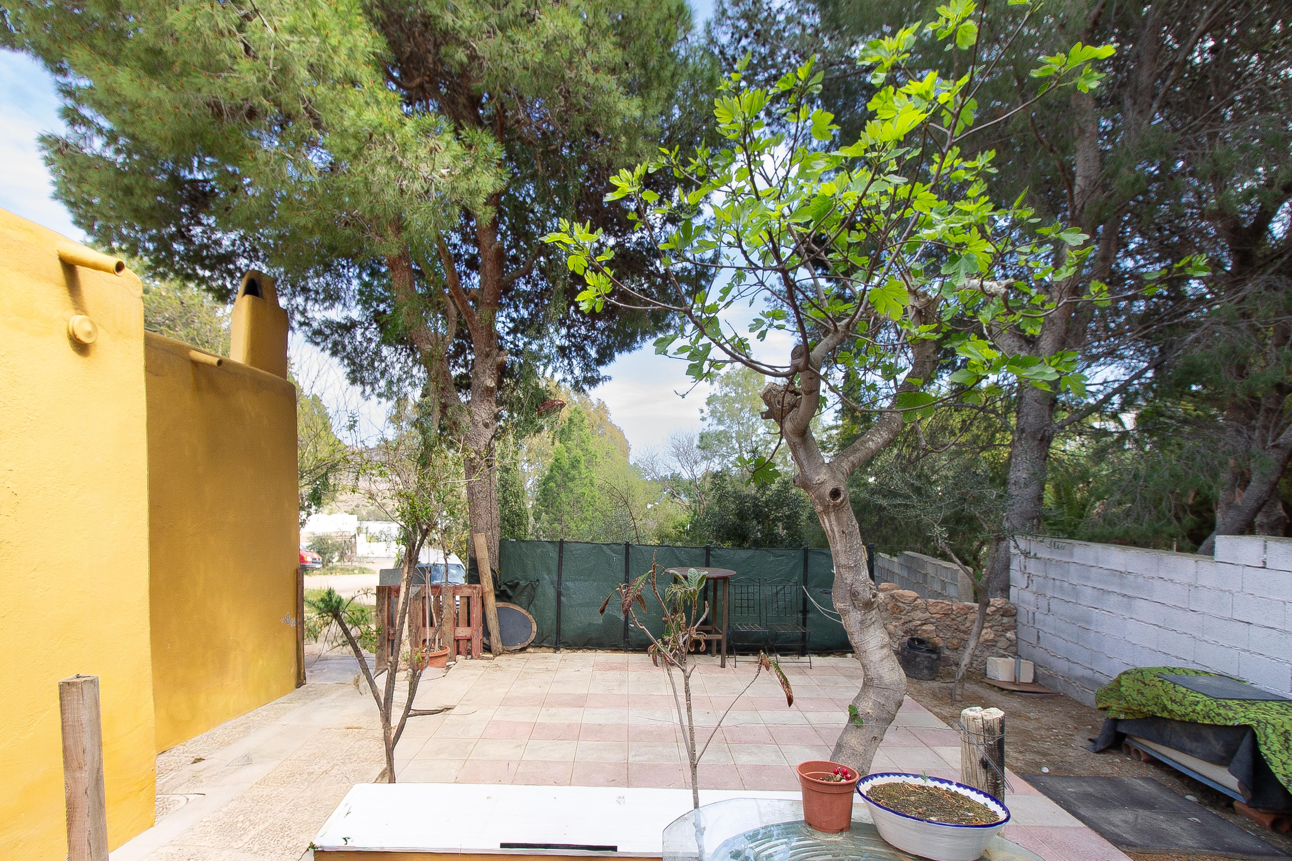 Chalet con tres espacios independientes en planta baja con jardín