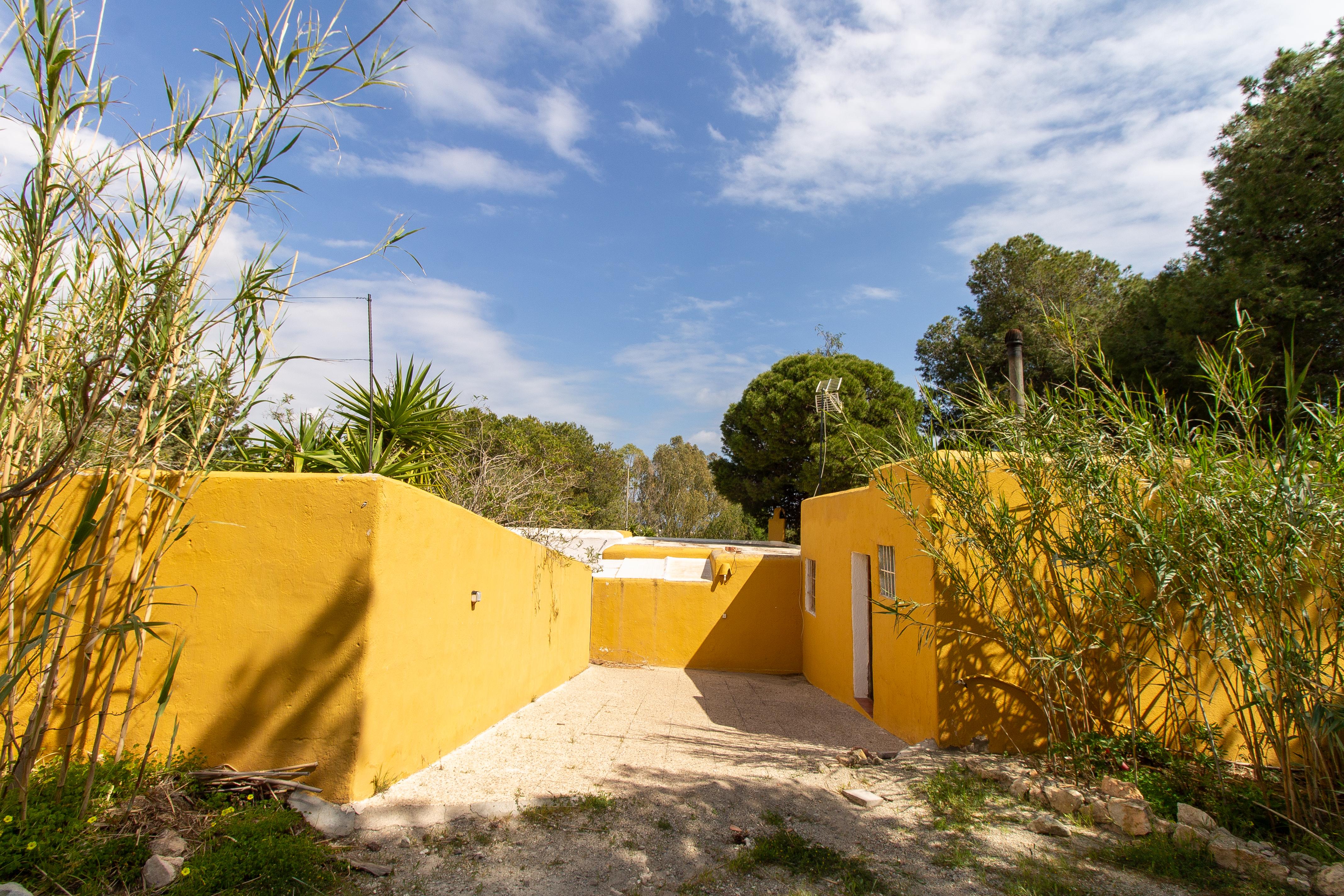 Chalet con tres espacios independientes en planta baja con jardín