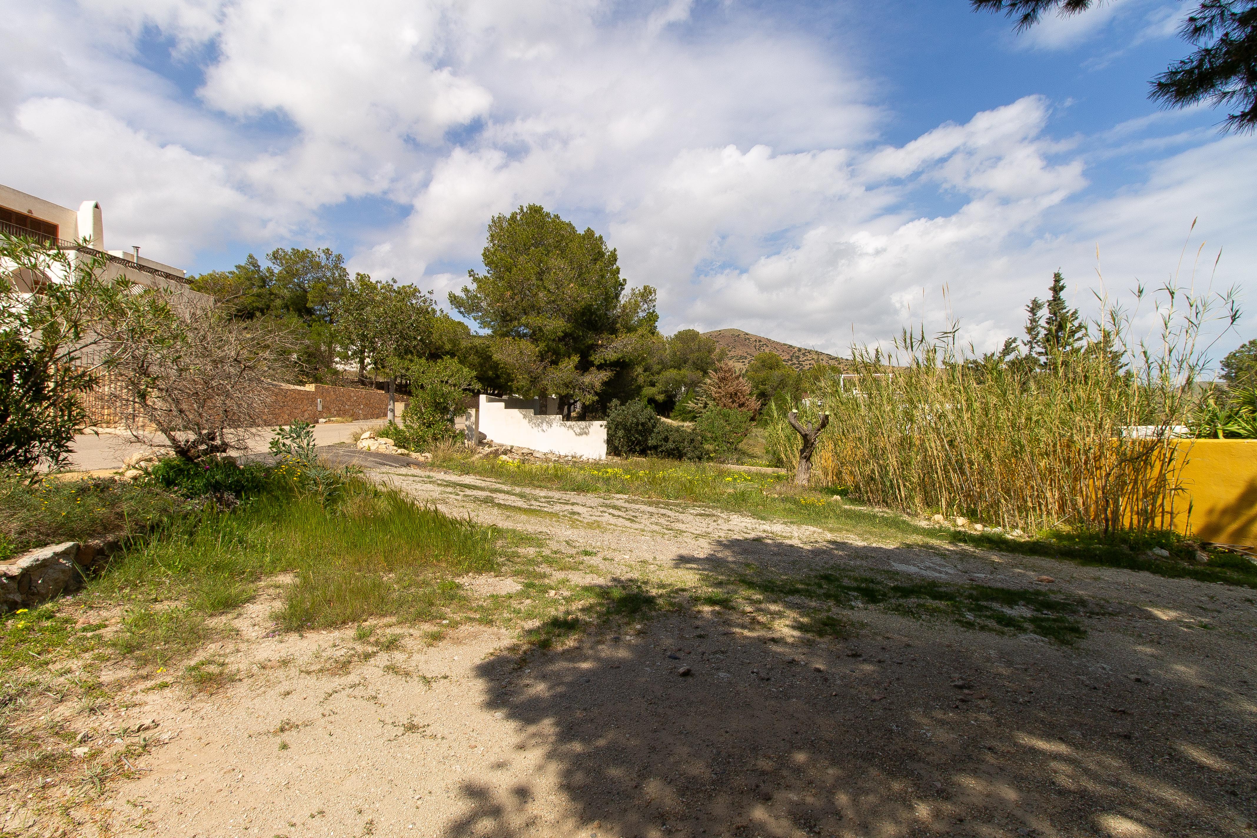 Chalet con tres espacios independientes en planta baja con jardín