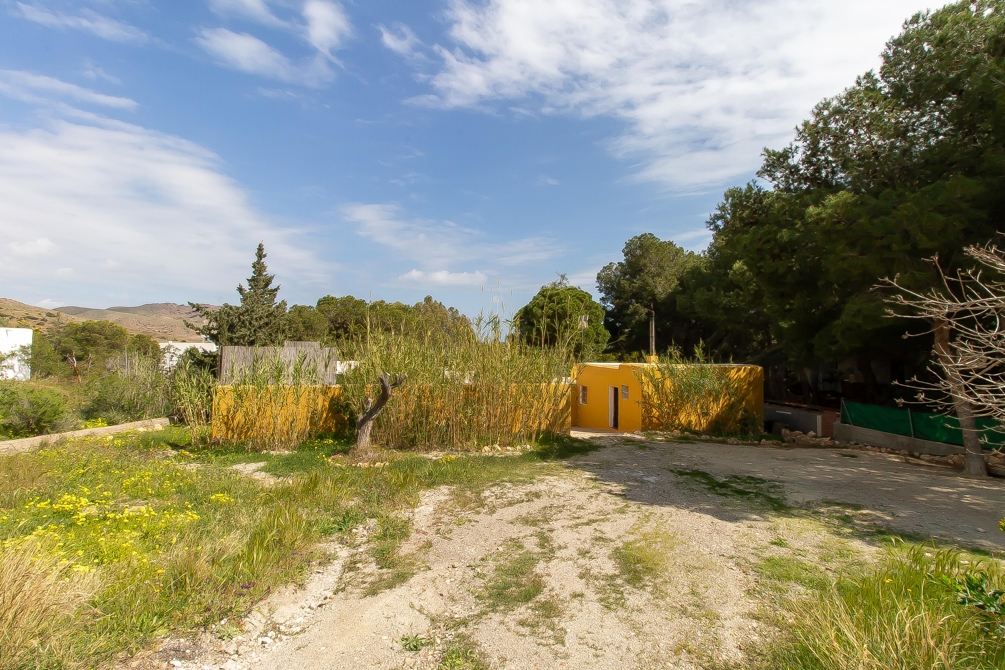 Chalet con tres espacios independientes en planta baja con jardín
