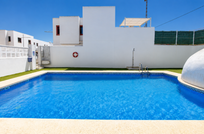 Casa con piscina comunitaria