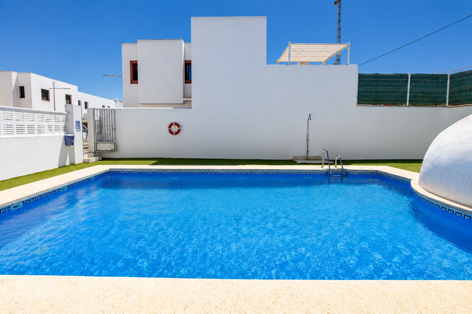 Casa con piscina comunitaria