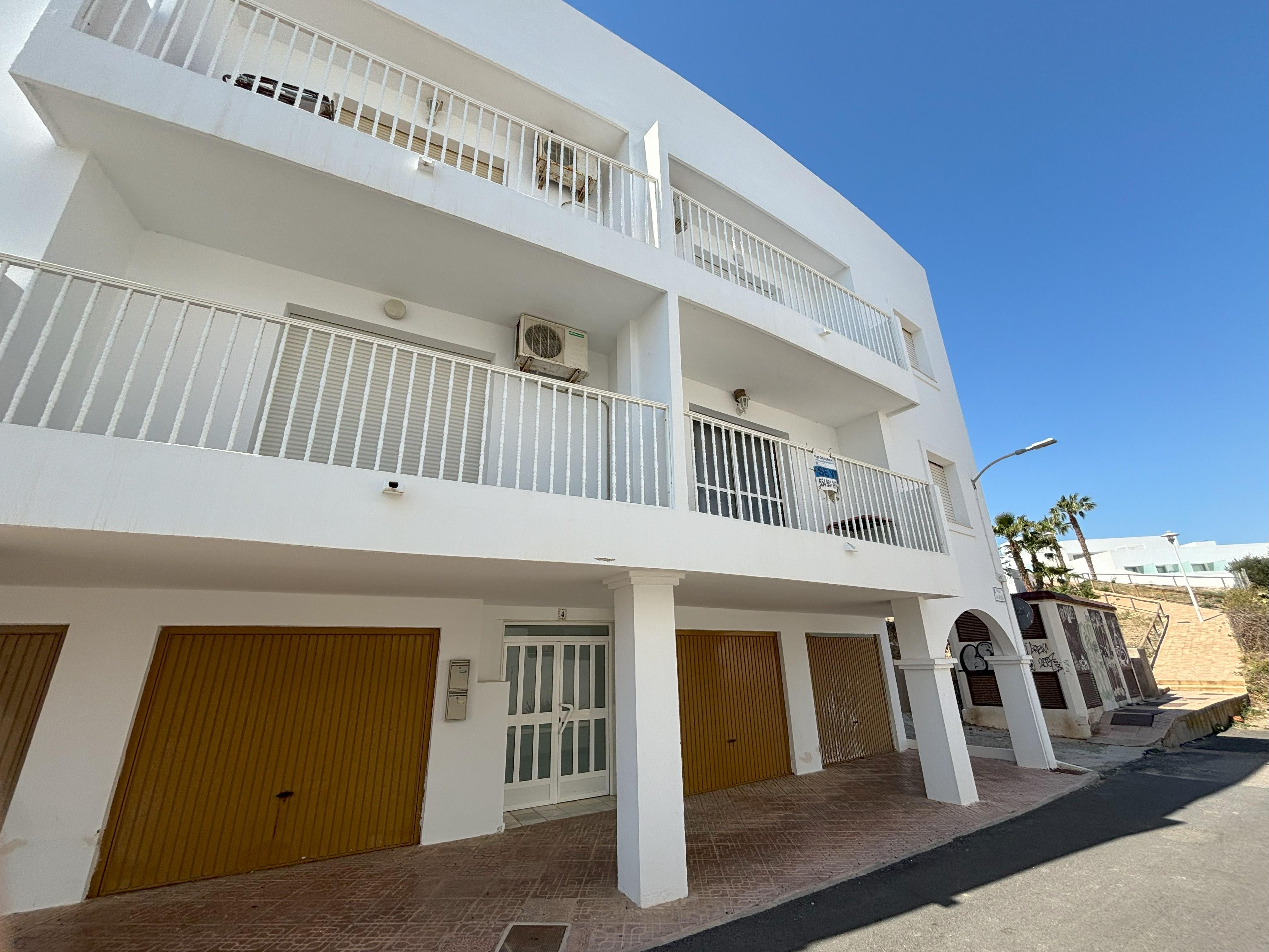 Luminoso apartamento con cochera en Las Negras